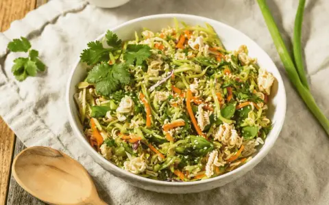 Ein bunter, knackiger Yum Yum Salat mit Nudeln, Karotten und Koriander. Perfekt für einen leichten Genuss!