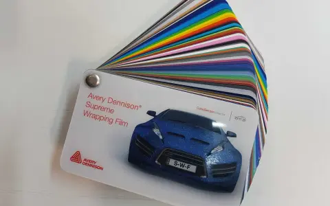 Próbnik Avery Dennison Supreme Wrapping Film z wieloma kolorami folii. Idealny do wyboru idealnego odcienia dla Twojego auta.