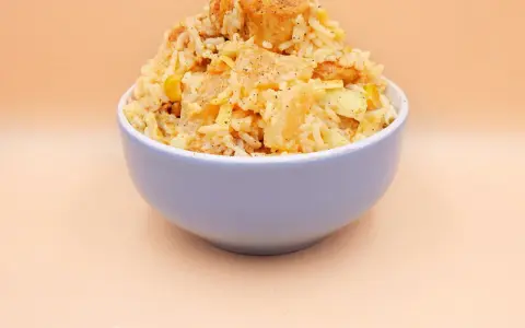 Sałatka z ryżem, kurczakiem, ananasem i curry: Klasyka, która się uda