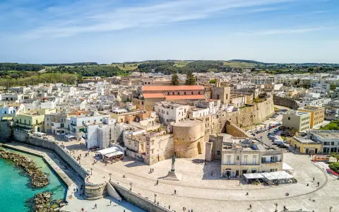 Vista aerea di Otranto, con il castello, la cattedrale e il mare turchese. Un'ottima idea per cosa vedere a Otranto in un giorno.