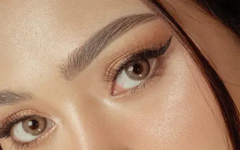 Un œil maquillé avec un trait d'eye-liner précis. Mon crayon pour les yeux ne marque pas, mais ce regard est intense.
