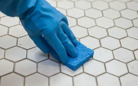 Czym myć płytki po remoncie, aby uniknąć zniszczeń i smug?