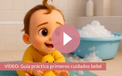 Un tierno bebé de 1 mes, con un patito de goma, listo para su baño de burbujas.