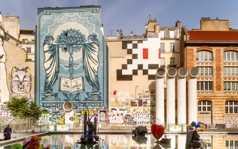Un Space Invader pixelisé veille sur Paris, aux côtés d'une fresque monumentale et d'un cœur rouge dans un bassin.