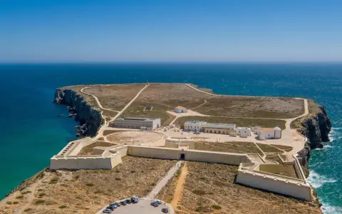 Die Fortaleza de Sagres, eine historische Festung, thront auf einer Klippe über dem türkisfarbenen Meer.