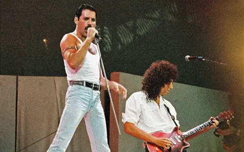 Freddie Mercury śpiewa, a Brian May gra na gitarze podczas legendarnego występu Queen na Live Aid 1985.