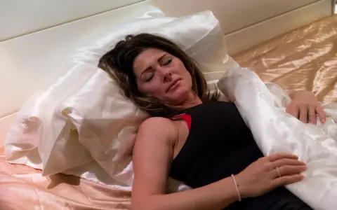 Donna dorme, forse a causa della sudorazione notturna. Le cause nelle donne sono molteplici.