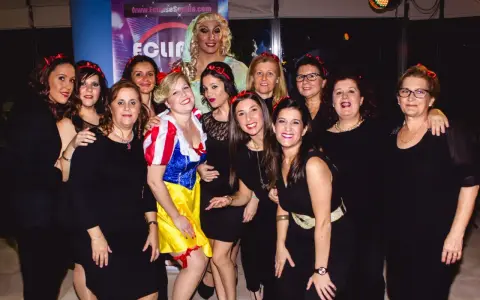 Grupo de mujeres celebrando una despedida de soltero con disfraces, una de ellas vestida de Blancanieves.