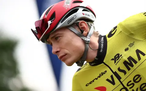 Jonas Vingegaard, jung und fokussiert, trägt seinen roten Giro-Helm und das gelbe Visma-Trikot.