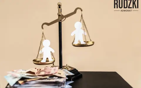 Waga szalkowa z papierowymi ludzikami i stosem pieniędzy. Gdy skarga pauliańska nie działa, prawo chroni wierzycieli.