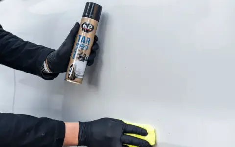 Rękawiczki i spray K2 Tar Remover pomogą Ci dowiedzieć się, czym usunąć klej z lakieru samochodowego.