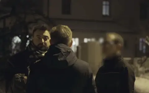 Tomasz Sekielski w mrocznej scenerii rozmawia z dwoma mężczyznami. "Tylko nie mów nikomu" - zdaje się szeptać jeden z nich.