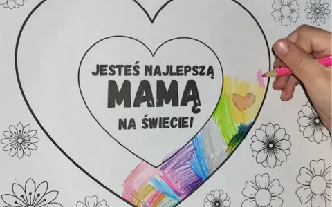 Rysunek dla mamy z napisem "Jesteś najlepszą mamą na świecie!". Dziecko koloruje serce, tworząc tęczowy wzór.