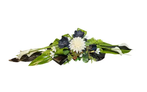 Elegancki wieniec dla babci: białe kalie, czarne magnolie i kremowa dalia wśród zieleni.