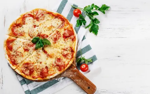 Pyszna pizza bezglutenowa, idealna na szybki obiad. Ten przepis na pizzę bezglutenową zachwyci każdego!
