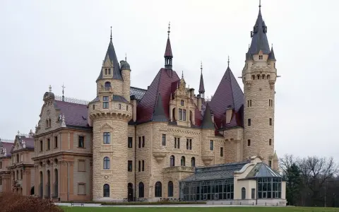 Imponujący zamek z kamienia z czerwonymi dachami i wieżami, jeden z wielu pięknych pałaców w Polsce.