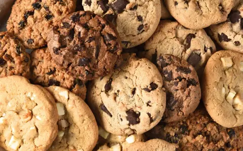 Un assortiment de cookies gourmands : chocolat, raisins secs, et blancs. Parfait pour une recette cookie croustillant réussie !