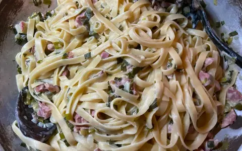 Pappardelle i tagliatelle w kremowym sosie z boczkiem i porem. Pyszne danie, które zachwyci każdego.