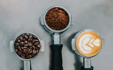 Ziarna kawy, mielona kawa i latte art. Dylemat: kawa z cukrem czy bez?