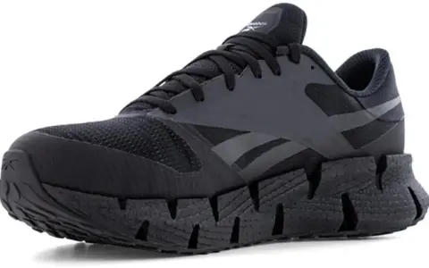 Zapatilla deportiva negra Reebok con suela dentada. La talla Reebok es perfecta para correr.