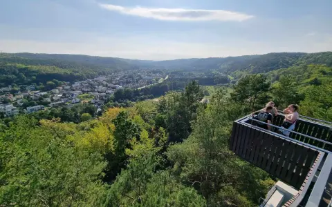 Widok z platformy widokowej na górze Markowca w Rumi. W dole rozciąga się miasto otoczone zielonymi wzgórzami.