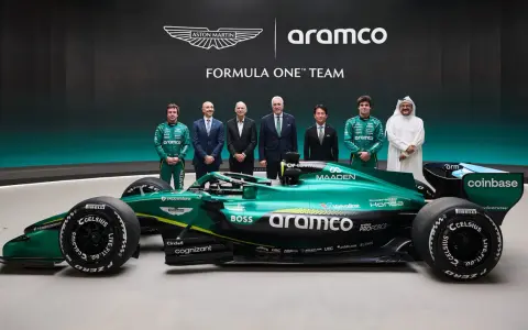 Fernando Alonso posa con el equipo Aston Martin y su nuevo coche de Fórmula 1. Noticias de Fernando Alonso.