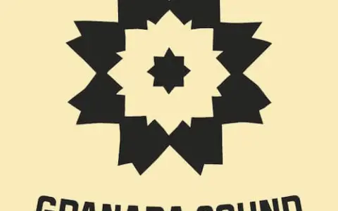 Diseño abstracto inspirado en la Alhambra, con un patrón geométrico en negro sobre fondo crema. El texto "GRANADA SOUND" evoca la música y la cultura.
