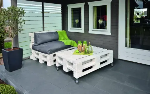 Sofá y mesa de centro hechos con palets de madera pintados de blanco. ¡Excelentes ideas para pintar palets de madera y crear muebles de exterior!