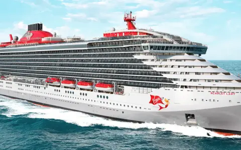 La nave Scarlet Lady di Virgin Voyages solca le acque blu. Chissà quanto costa una crociera ai Caraibi su questa meraviglia.