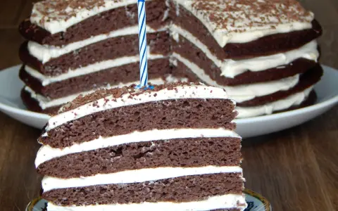 Pyszny, wielowarstwowy tort czekoladowy z kremem, idealny na roczek. Ten zdrowy tort na roczek przepis to strzał w dziesiątkę!