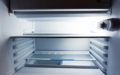 Lód na tylnej ścianie lodówki: Przyczyny, rozwiązania i kiedy wezwać serwis?