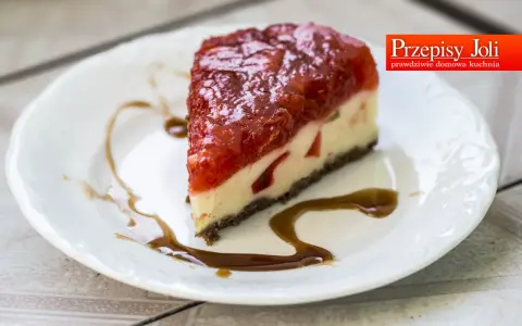 Pyszne ciasto na zimno z truskawkami, polane sosem. Idealne na letnie popołudnie.