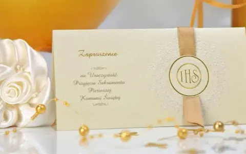 Jak wypisać zaproszenie na komunię dla matki chrzestnej, które wzruszy?