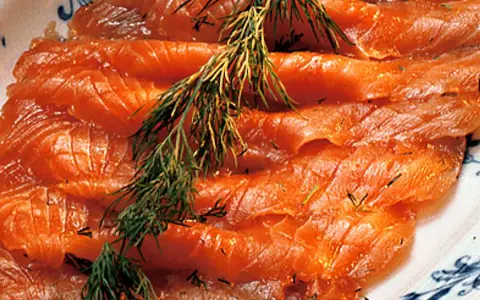 Vackert upplagd rimmad lax med dill. En klassisk svensk delikatess som smälter i munnen.