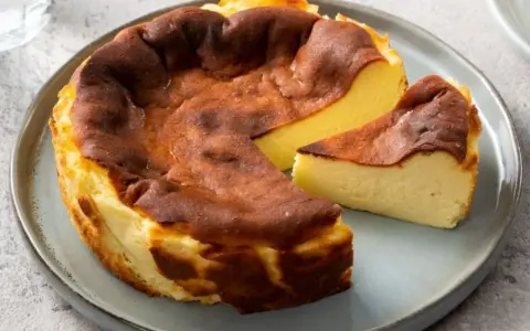 Spękany sernik baskijski, z lekko przypieczoną skórką. Czy to wina temperatury, czy składników?