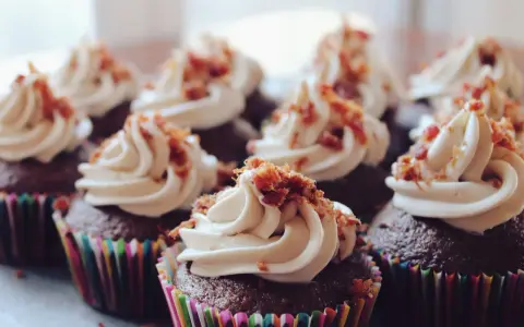 Schokoladen-Cupcakes mit cremiger Glasur und knusprigen Toppings. Perfekt für veganes Backen!