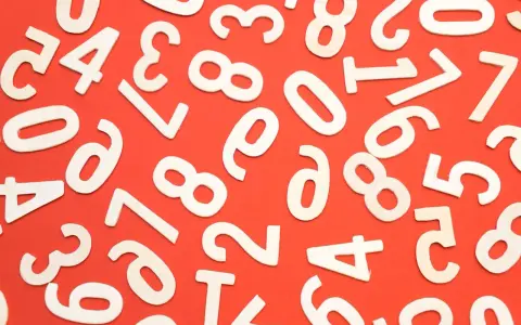 Drewniane cyferki na czerwonym tle. Idealne, by jak wytłumaczyć dziecku dodawanie i odejmowanie do 20, bawiąc się liczbami od 0 do 19.