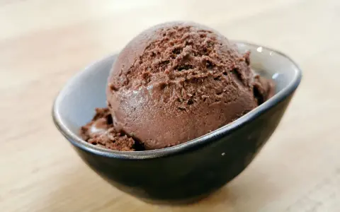 Eine Kugel schokoladiges Gelato, perfekt zum gelato selber machen.