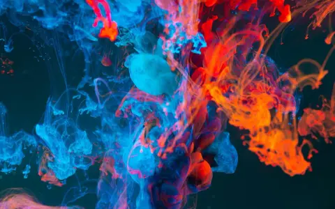 Nuvole di inchiostro blu e arancione si fondono in un vortice dinamico, evocando la potenza del colore nel cinema.