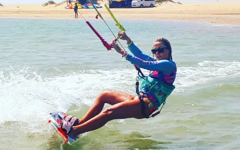 Kitesurfing od zera: Jak zacząć, ile kosztuje i gdzie uczyć?