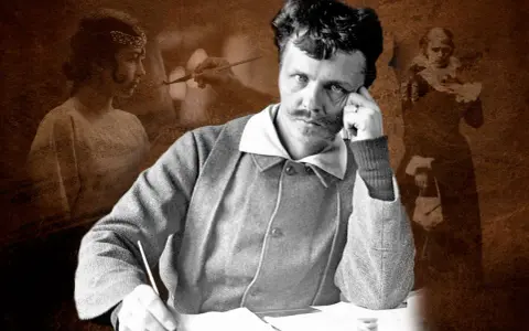 August Strindberg sitter vid ett bord och skriver, med spöklika figurer av kvinnor som svävar i bakgrunden, en påminnelse om hans verk.