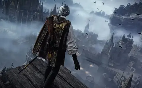 Un cazador de the duskbloods observa una ciudad gótica envuelta en niebla, con cuervos volando sobre las torres.
