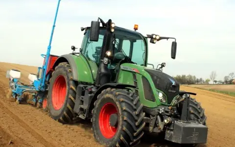 Ciągnik na 15 ha: 60-90 KM, nowy czy używany? Wybierz optymalnie!