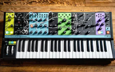 Moog Matriarch, półmodularny syntezator analogowy, z klawiaturą i licznymi pokrętłami i złączami, gotowy do tworzenia dźwięków.
