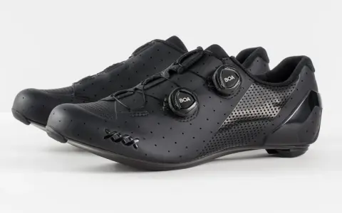 Czarne buty rowerowe z systemem BOA. Idealne, jeśli zastanawiasz się, jakie buty na rower wybrać dla maksymalnej wygody i dopasowania.