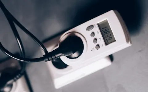 Gniazdko z miernikiem zużycia energii elektrycznej, pokazującym 138.39 kWh. To urządzenie pomoże kontrolować opłatę mocową.