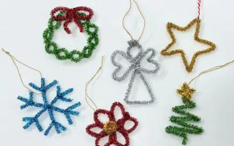 Julpynt av piprensare: en krans, snöflinga, ängel, stjärna, blomma och julgran. Perfekt att rita jul med!