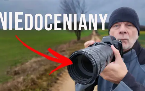 Mężczyzna z teleobiektywem, który pokazuje, co to jest i jak go używać.