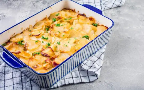 Goldbrauner Kartoffelauflauf mit Petersilie, ein köstliches Gericht, das zu den besten Auflauf Rezepten zählt.