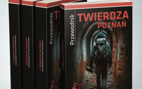 Książki "Twierdza Poznań. Przewodnik po fortyfikacjach" autorstwa Joanny Nowak. Na okładce turysta wchodzi do mrocznego tunelu.